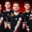 cinq joueurs de g2 esports en tenue noire avec logos red bull et adidas