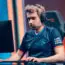 odoamne assis sur une chaise gaming secret lab, casque sur les oreilles, devant son ordinateur