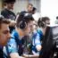 compétition e-sport avec joueurs casque concentrés à leur écran