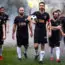 équipe fc silmi en tenue noire avec ballon de foot sur terrain